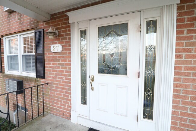 Foto del edificio - 27 Brewster Rd