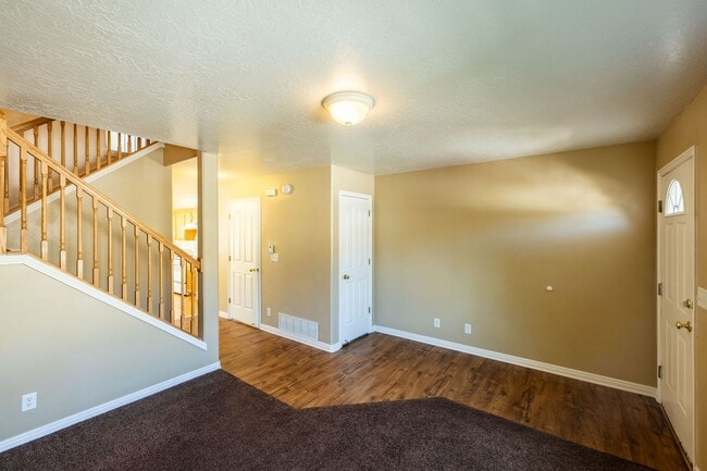 Building Photo - CALL TYE DIRECTLY FOR SHOWINGS AND APPLICATION DETAILS 208-313-6062. 2 Bed -1.5 Bath townhome in ...
