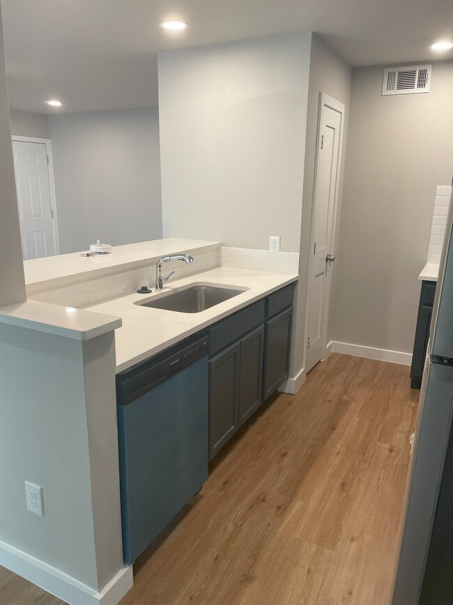 Foto del edificio - 7431 Holly Hill Dr