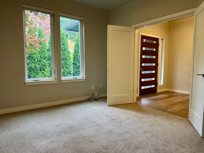 Building Photo - Beautiful 4 bedroom Kenmore Home with Ever...