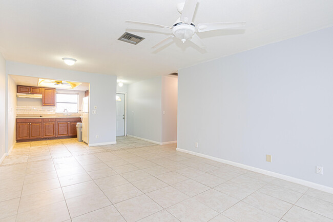 Foto del edificio - 2804 Crosley Dr E