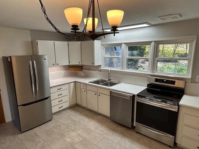 Foto del edificio - 4 Bedroom, 2 Bathroom House in SE Eugene