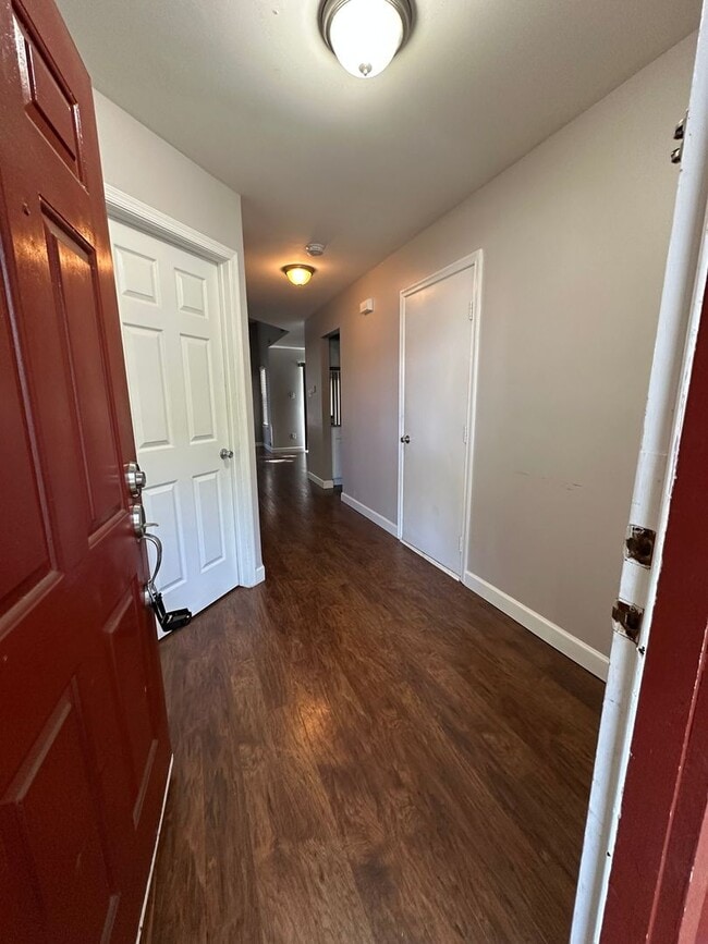 Building Photo - 3BR/2.5BA Townhome with garage