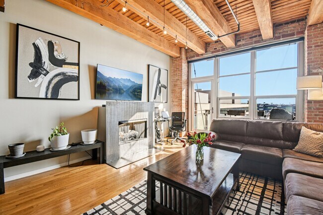 Building Photo - 333 S Desplaines St