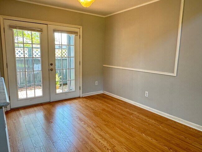 Foto del edificio - 2323 Fairwind Rd