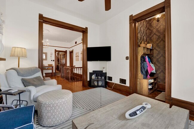 Foto del edificio - 2458 N Burling St