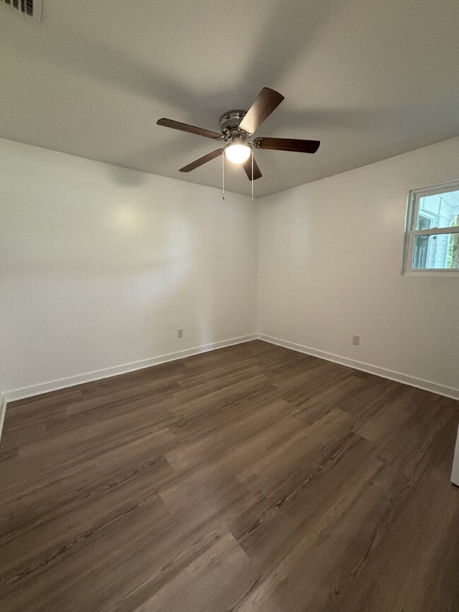 Building Photo - "Charming 2-Bed Oasis in Lynn Haven – Cozy...