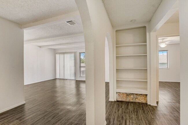 Building Photo - The Oaks Apartments