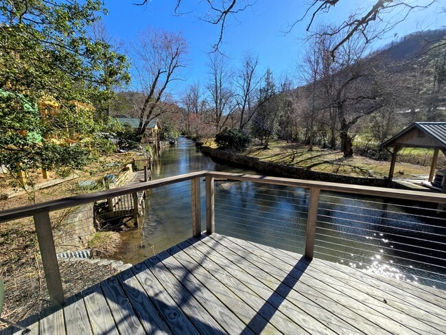 Foto del edificio - 151 Timpson Cove Rd