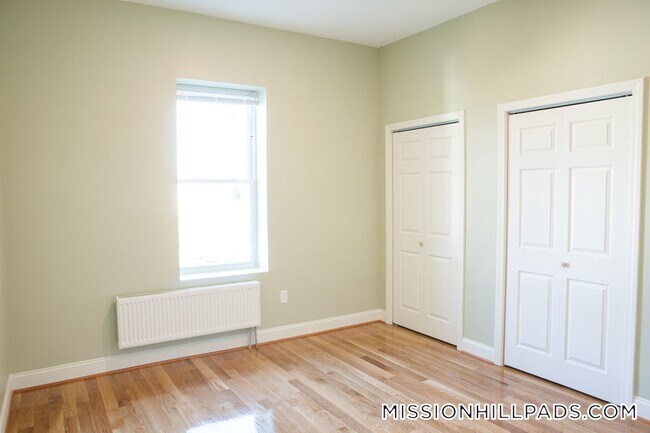 Foto del edificio - 301-305-305 Dudley St
