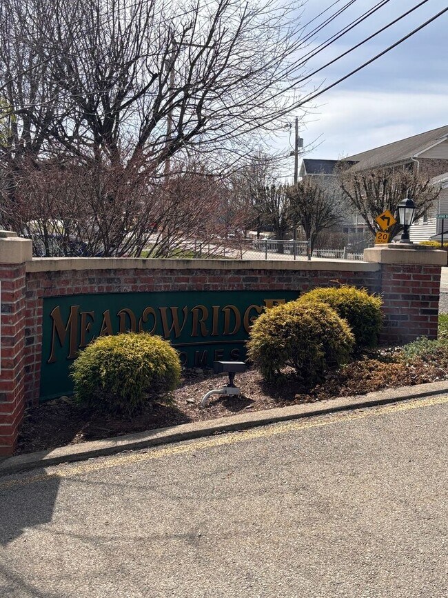 Building Photo - 3 Bedroom Townhome located by Suncrest Tow...