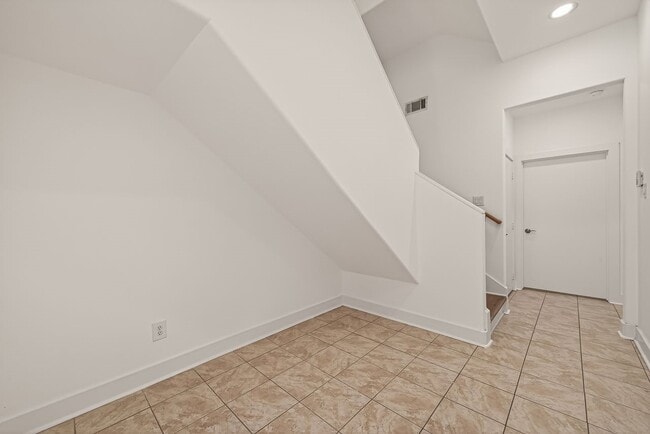 Building Photo - 724 Ruthven St