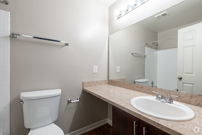 1BR, 1BA - 900SF - Breakers Premium - Bathroom - Coral Falls