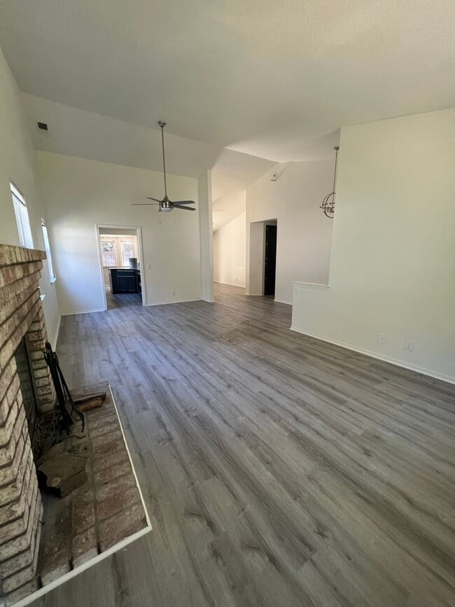 Building Photo - Newly remodeled