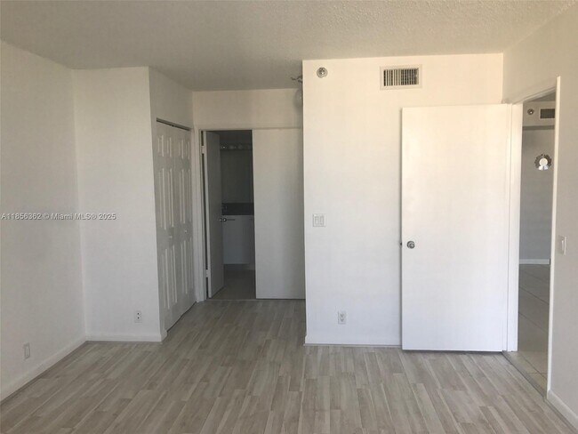 Foto del edificio - 3300 NE 191st St