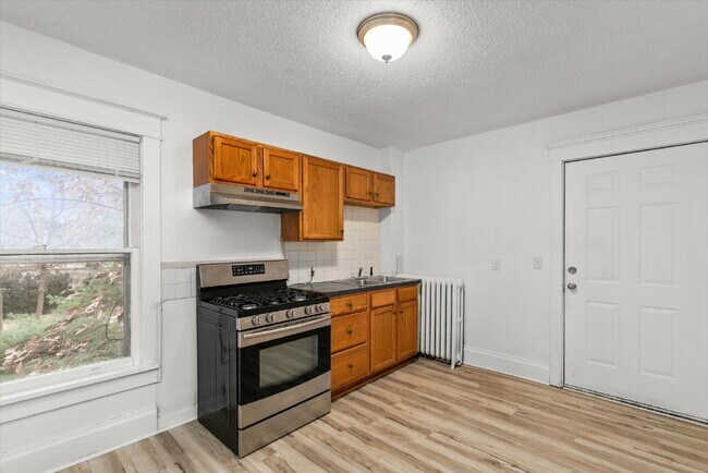 Foto del edificio - 2 bedroom / 1 bathroom apartment with Easy Commute or Walk to Drake University!