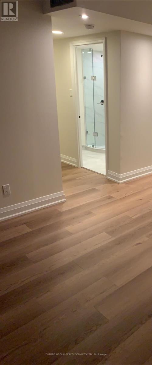 Photo du bâtiment - 880 Dundas St W