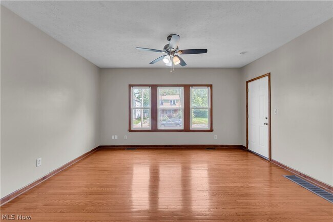 Building Photo - 1460 E 204th St