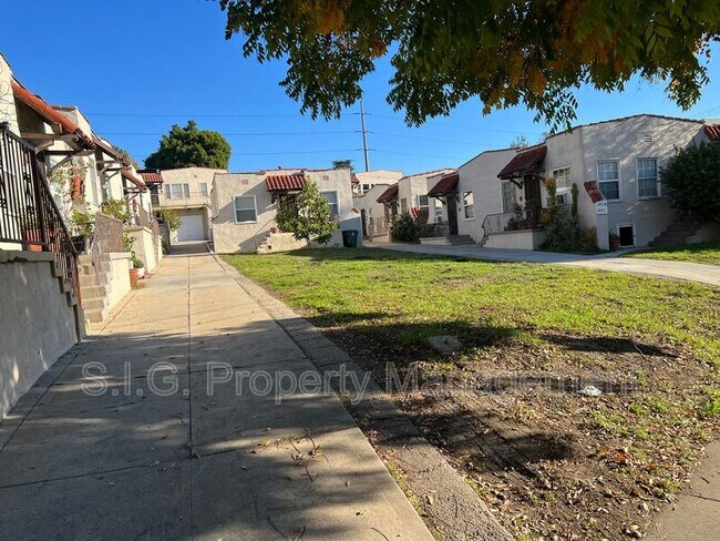 Building Photo - 2815 1/2 Rowena Ave