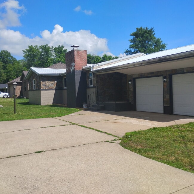 Building Photo - 3006 E Gasconade St