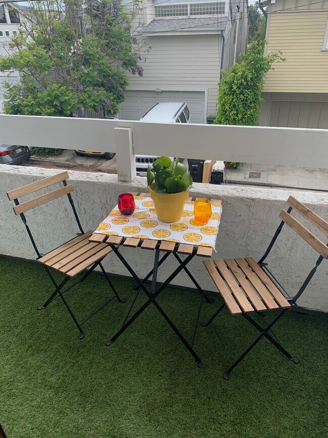 Balcón - 2404 Pacific Ave