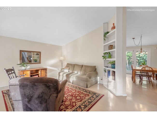 Building Photo - Spacious 3 bed / 2 Bath Single Family Home...