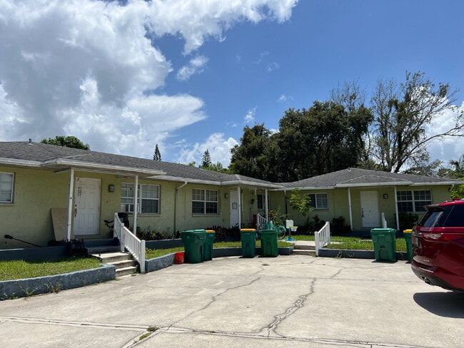 Building Photo - "Charming 2-Bed in Port Charlotte!"