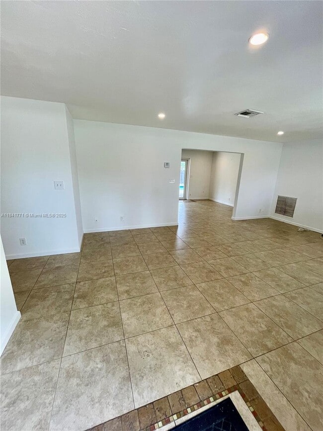 Building Photo - 4430 W Broward Blvd