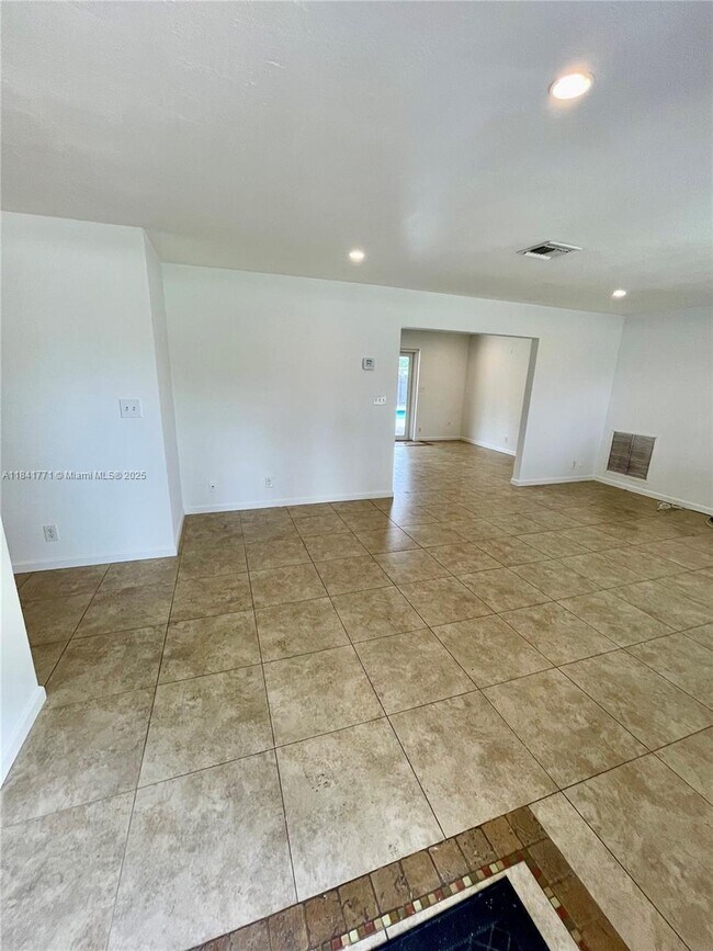 Foto del edificio - 4430 W Broward Blvd