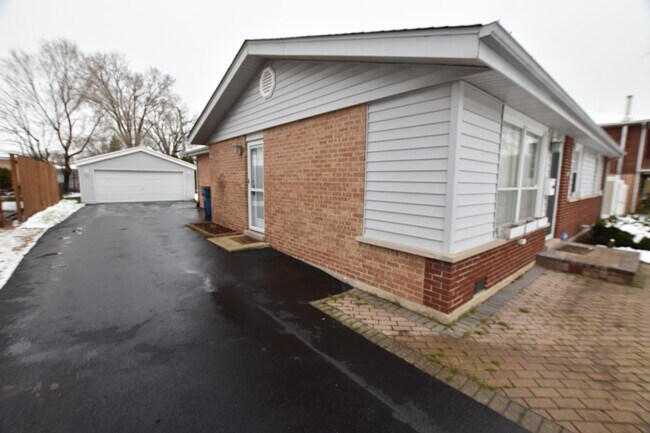 Building Photo - 5510 Fairway Dr