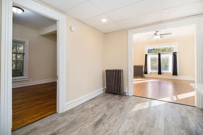 Foto del edificio - Spacious 1bed/1bath on main floor of with tons of windows! - Ask about our no security deposit op...