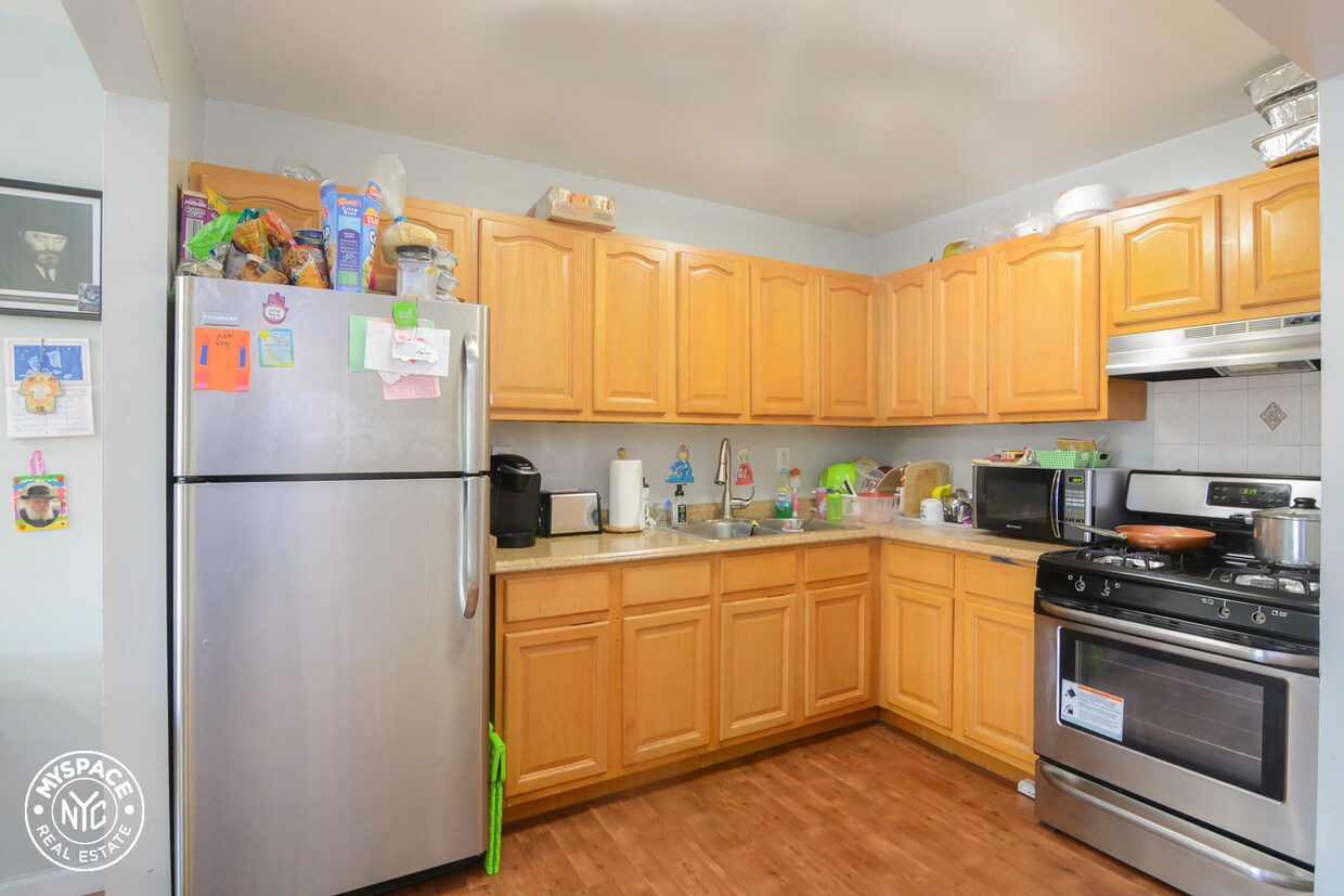 Primary Photo - 400 Midwood St