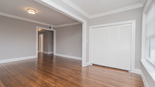 Building Photo - 1057 W Foster Ave