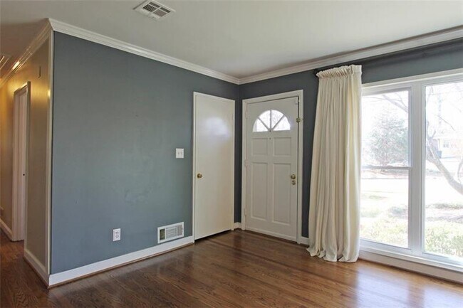 Foto del edificio - 2807 Winding Ln NE