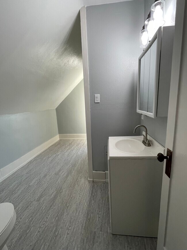 Baño completo en la planta superior - 1024 Pearl St