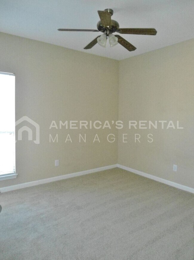 Building Photo - End Unit Townhome for rent in Calera, AL!!...