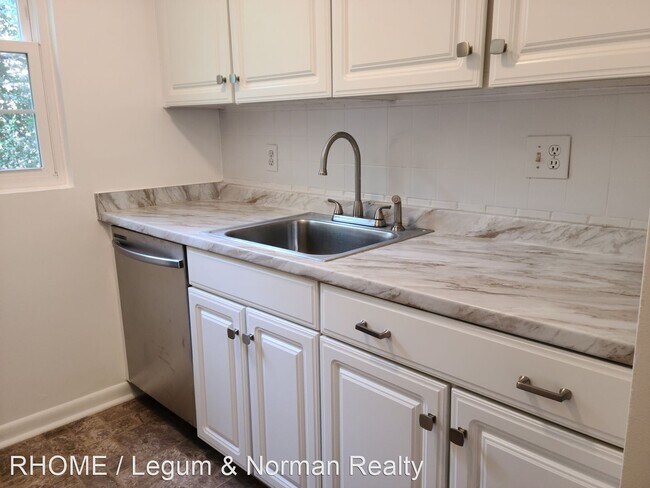 Building Photo - 2 br, 1 bath House - 2030 N Vermont St #203