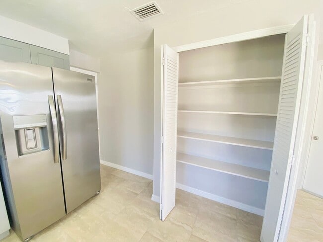 Building Photo - Beautiful 3 Bedroom House in Quiet Ormond ...