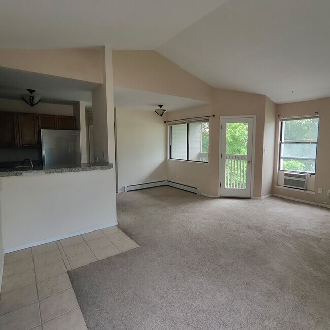 Building Photo - 2Bd/2Ba with Private Balcony, Fireplace & ...