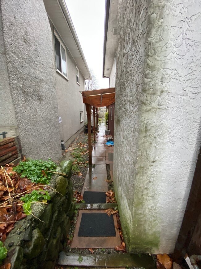 Photo du bâtiment - 142 42nd Av E