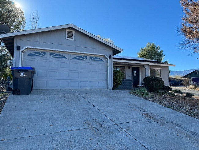 Foto del edificio - Modern, updated 3B/2B with fenced yard and sun room in Cottonwood