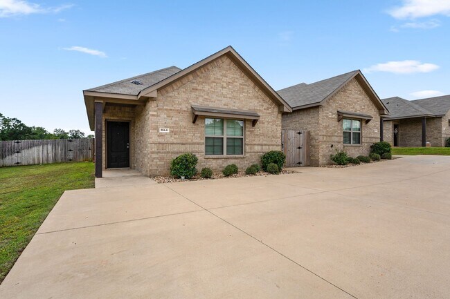 Building Photo - 807 Hamilton Pk Dr