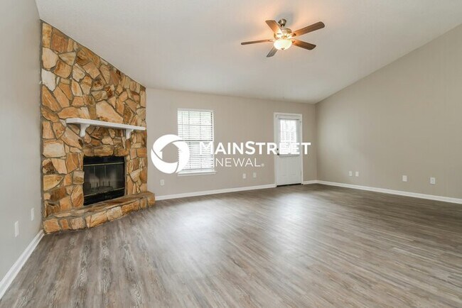 Building Photo - 3 Bedroom Pet-Friendly Home in Jacksonville, FL with Main Street Renewal