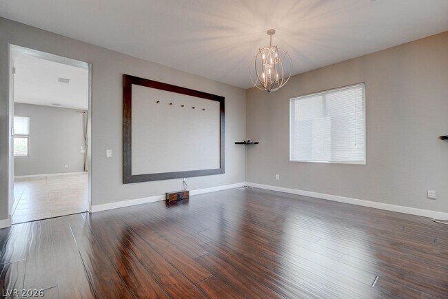 Foto del edificio - 2589 Chateau Clermont St