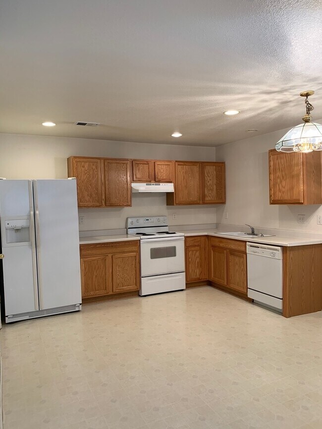 Foto del edificio - Beautiful 3 Bedroom 2 Bath Townhome with Attached 1 Car Garage for Rent in Northwest Loveland, CO