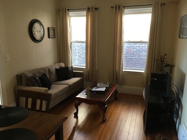 Building Photo - Beautiful Mission Hill 3 Bed! Available 9/1