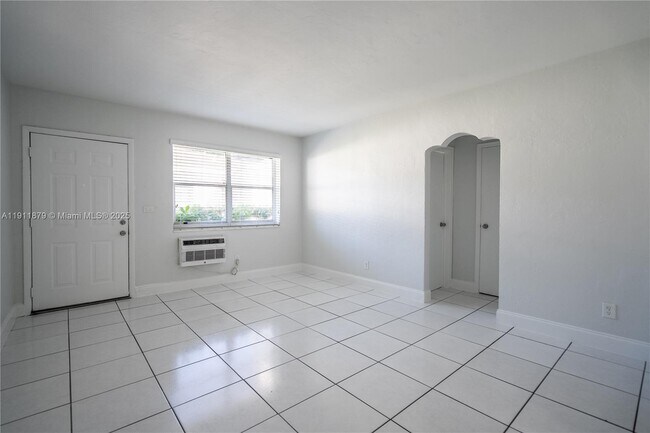 Foto del edificio - 7821 Carlyle Ave