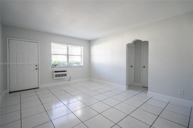 Building Photo - 7821 Carlyle Ave