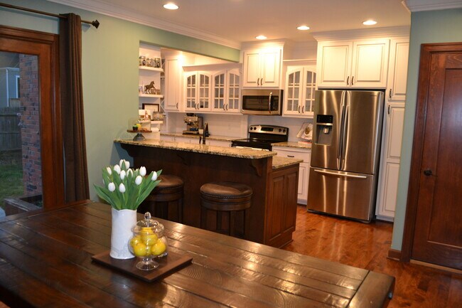 Cocina y comedor - 5920 Poppleton Ave
