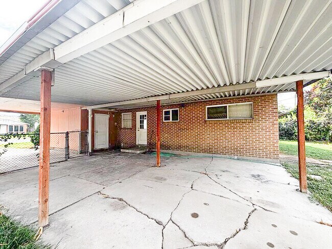 Foto del edificio - Perfect Location - Private Backyard - 3 be...